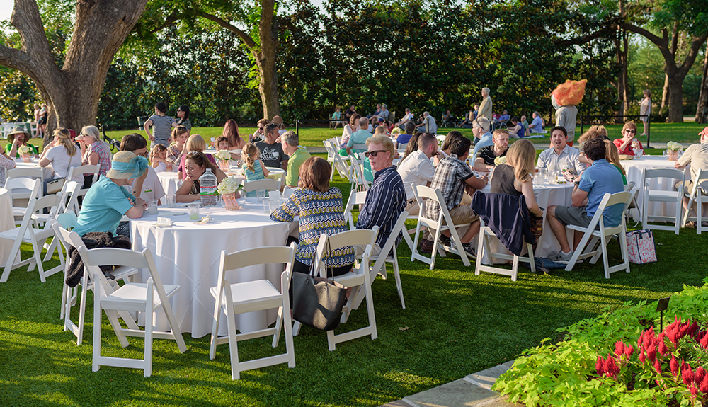 Comets enjoying good weather and great conversation at the 2017 Alumni Signature Summer event.