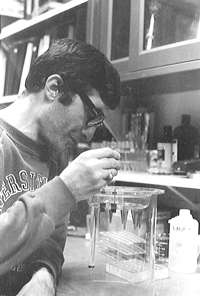 Aziz Sancar in the lab at UT Dallas.